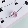 Vista macro de una cuenta de estrella acrílica con borde rosa y cara sonriente - Rosa Fucsia (1#)