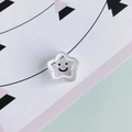 Vista detallada de un dije de estrella acrílica transparente con una linda carita sonriente - Blanco (3#)