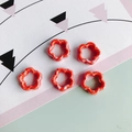 Detalle macro de cuentas de cerámica en forma de flor roja con manchas para joyería DIY - Salpicadura de Tinta Manchada Roja (5#)
