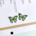 Detailansicht grüner Schmetterlingsanhänger aus Legierung mit feinem Blumenmuster - Smaragdgrün (4#)