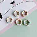 Detalle macro de flores huecas de cerámica con degradado jaspeado para joyería artesanal - Degradado Macarrón Fresco (11#)