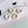 Detail von vier hohlen Herz-Keramikperlen mit gelbem Marmormuster für DIY-Schmuck - Weiß Gelbe Adern (14#)