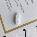Détail d'un tube incurvé en acrylique marbré pour la création de bijoux DIY - Blanc Crème Marbré (1#)