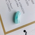 Détail d'une perle tube courbé en acrylique marbré bleu clair pour bijoux DIY - Marbre Bleu Clair (3#)