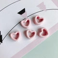 Nahaufnahme von fünf rosa hohlen herzförmigen Keramikperlen für DIY-Schmuck - Hellrosa (20#)