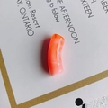 Gros plan d'une perle tube courbée en acrylique marbré orange et blanc pour bijoux DIY - Orange Marbré(6#)