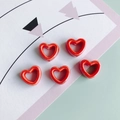 Detailansicht von fünf leuchtend roten hohlen Herz-Keramikperlen für DIY-Schmuck - Rot (21#)