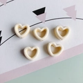 Detailansicht von fünf cremefarbenen Keramikperlen in Herzform für DIY-Schmuck - Cremebeige (22#)