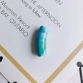 Détail de perles tubulaires courbées en acrylique marbré bleu pour bijoux DIY - Marbre Bleu Vert (10#)