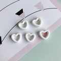 Nahaufnahme von fünf weißen hohlen Herzkeramikperlen für DIY-Schmuck und Ohrringe - Reinweiß (27#)
