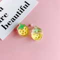 Gele acryl aardbeien bedeltjes met groene bladeren voor DIY sieraden maken accessoires - Gele Aardbei (KP4968)