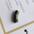 Détail d'une perle incurvée en acrylique vert olive marbré pour création de bijoux - Marbre Vert Olive (16#)
