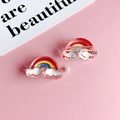 Schattig hars regenboog en wolk accessoire met gouden speld en parel versiering - Regenboogwolk 2 (KP4968)