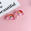 Acryl regenboog en roze wolk accessoire met pareldetail op een zachte roze achtergrond - Roze Wolk Regenboog (KP4968)