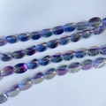 Détail macro de perles ovales en verre aux reflets bleus et violets pour bijoux DIY - Fil AB Dégradé Bleu Foncé-Violet(10#)