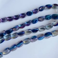 Vue macro de perles en verre facettées avec revêtement aura bleu-violet pour bijoux - Fil Facetté Aura Violet(12#)