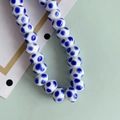 Macro-opname van witte keramische kralen met blauwe stippen voor DIY-sieraden - Donkerblauwe Stippen (3#)