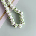 Detailopname van witte keramische kralen met groene stippen voor DIY-sieraden maken - Groene Stippen (4#)