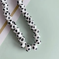 Dettaglio macro di perle in ceramica bianche a pois neri per creazione gioielli fai-da-te - Pois Neri (7#)