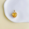Détail d'un pendentif en pierre jaune facettée en forme de cœur avec serti doré - Jaune Éclatant (2#)