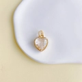 Détail du pendentif en cristal en forme de cœur avec sertissage en cuivre doré poli - Transparent (5#)