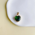 Détail macro d'un pendentif en pierre verte en forme de cœur avec monture en cuivre doré - Vert Foncé (6#)