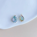 Détail macro de pendentifs en cristal goutte avec facettes dégradées et bord doré - Style Éclat AB Dégradé Néon (11#)