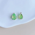 Détail macro de pendentifs en cristal vert clair taillés en poire avec serti à griffes doré - Style Sertis À Griffes Vert Clair Frais (12#)
