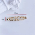 Vue détaillée du fermoir de collier plaqué or en forme de cœur avec zircons et dimensions - Cœur Évidé (4#)