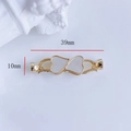 Détail macro du connecteur de 39mm en plaqué or avec nacre en forme de cœur et zircon - Design Double Cœur (5#)