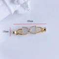 Gros plan du fermoir nœud doré 40x10mm avec nacre et zircon pour colliers DIY - Design de Nœud Papillon (6#)