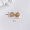 Dettaglio macro del connettore a fiocco dorato 25x13mm con pavé di zirconi per gioielli - Fibbia Fiore di Tulipano
