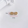 Dettaglio del connettore a fiocco dorato 23x9mm con zirconi per creazione gioielli DIY - Fibbia Zirconia a Cuore