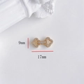 Dettaglio connettore a quadrifoglio dorato con zirconi incastonati, misura 17mm per 9mm - Fibbia Fiore a Quattro Foglie