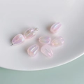 Dettaglio di perle a forma di tulipano traslucido con sfumatura rosa e finitura perlata - Rosa