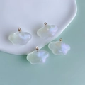 Gros plan de pendentifs nuages DIY avec finition nacrée et anneaux métalliques dorés - 3# (pendentif En Or Translucide Aux Reflets Délicats)