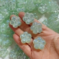 Dettaglio macro di perle a fiore in acrilico verde chiaro cangiante per gioielli DIY - Accessorio Fiore a Cinque Petali 3D Cangiante - Verde Chiaro (A68#)