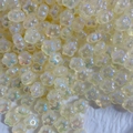 Dettaglio di perline a fiori in resina acrilica traslucida con finitura AB per il fai da te - Perlina a Forma di Fiore Cangiante - Giallo Chiaro (A63#)
