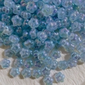 Makroaufnahme hellblauer irisierender Acryl-Blütenperlen für DIY-Schmuckherstellung - Irisierende Blumenförmige Perle - Hellblau (A65#)