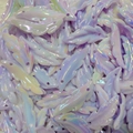 Dettaglio di perline a foglia viola chiaro cangianti per creazione di gioielli - Perlina a Foglia Viola Chiaro Cangiante (A52#)