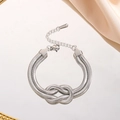Makro-Detail des silbernen doppellagigen Schlangenkette Armbands mit Knotendesign - Stahlfarbenes Armband (7968)