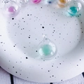 Nahaufnahme von mintgrünem schillerndem Glasanhänger mit transparenter Öse für DIY Schmuck - 6#Grün