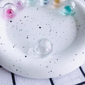 Makroansicht schillernder transparenter Glasanhänger für DIY-Ohrring-Zubehör - Weiß