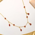 Detail der goldenen Titankette mit leuchtend roten Zirkonia in Tropfen- und Rundschliff - Wassertropfen Runde Rote Zirkonia Halskette (81227) / Gold
