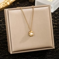 Französische Erdnuss-Perlenkette mit 18k Goldanhänger und weißer Perle auf Display - Erbsen-Anhänger Halskette (81091) / Gold