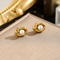 Französische Vintage 18k Gold Perlenohrstecker mit Wellendesign auf dem Displayständer - Erbsen-Ohrstecker (5672) / Gold