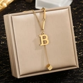 Halskette aus goldenem Edelstahl mit Buchstaben-B-Anhänger und Quadrat-Quastenanhänger - Buchstabe B
