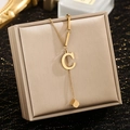 Detail der goldenen Halskette mit C-Anhänger und Gliederkette auf Schmuckschatulle - Buchstabe C