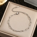 Nahaufnahme von silbernem Büroklammer-Kettenarmband mit S.STEEL-Tag und Karabinerverschluss - Stahlfarbenes Armband (70006)