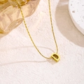 Minimalistische goldene Edelstahlkette mit einem polierten 3D-Großbuchstaben D Anhänger - Buchstabe D
